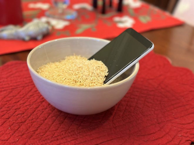Apple's New Guidance: Rethinking the Rice Solution for Wet iPhones